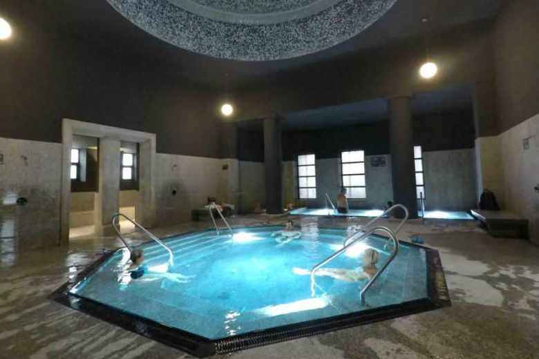 Ezen a képen látható a pesterzsébeti sós jódos gyógyfürdő egyetlen picike jacuzzi szerű sós jódos medencéje.