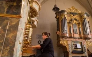 Kolozsvár látnivalók : a Farkas utcai református templom orgonája otthont adott 2019-ben a Déli orgona muzsika koncertsorozatnak.