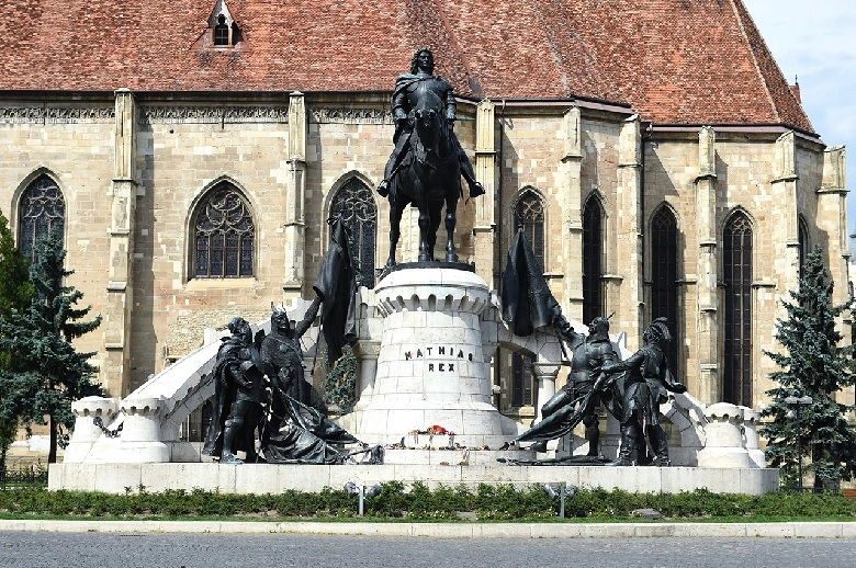 Kolozsvár látnivalók : Mátyás király lovas szoborkompozíciója a Szent Mihály-templom déli kapujában.