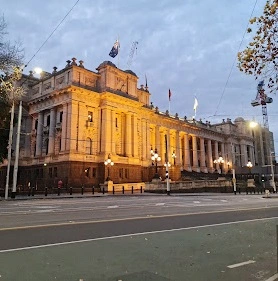 Bourke Street keleti részén ami már belefolyik a Spring Street-be található a Parliament House. 