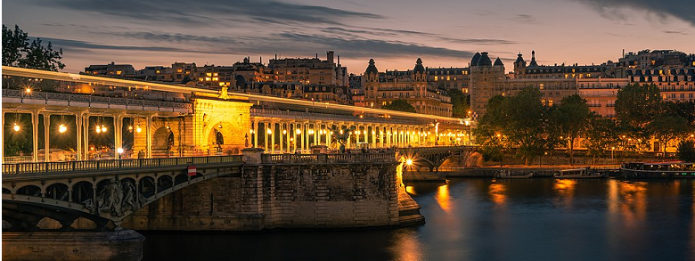 Párizs hídjai : Pont de Bir-Hakeim, nevét a Bir Hakeim-i csata után kapta.