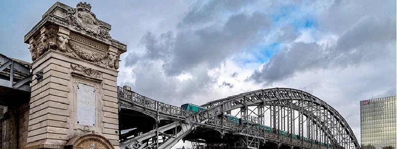 Párizs hídjai : Viaduc d'Austerlitz méretei, kivitelezése, építészei. Összeköti a Gare d'Austerlitz pályaudvart Quai de la Rapée-vel.