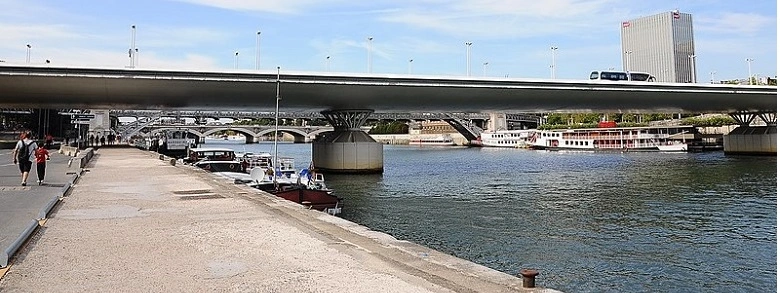 Párizs hídjai : Pont Charles de Gaulle a Pont de Bercy és a Pont d'Austerlitz híd között egy újabb 1986-ban létesített híd, amely redukálja a többi híd forgalmát, megterhelését, nagymértékben képes hozzájárulni a párizsi forgalom lebonyolításához.