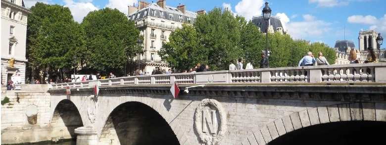 Párizs hídjai : Pont Saint-Michel, közelben a Sainte Chapelle és Palais de Justice látnivalók. A Sainte Chapelle egy nagyon szép gótikus kápolna színes, elbűvölő ablakokkal. A Palais de Justice pedig a párizsi bíróság épülete. 