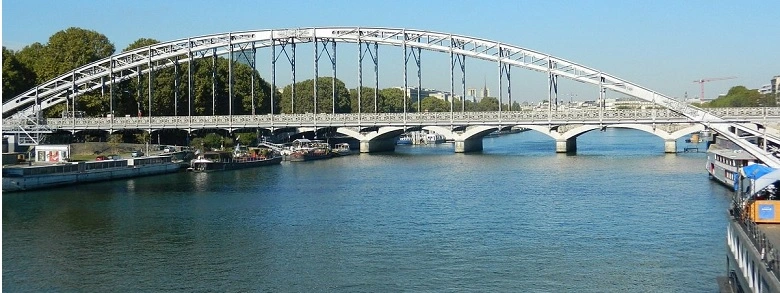 Párizs hídjai : Pont d'Austerlitz két turisztikai látványosságot is frappánsan összeköt. Ezek közül az egyik mindenképpen a Jardin des Plantes mely botanikus kertet érdemes megnézni.