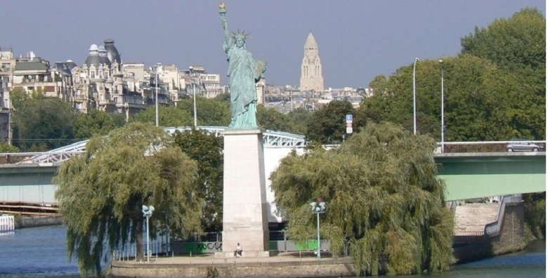 Párizs hídjai : Pont de Grenelle avagy új hivatalos nevén Pont de Grenelle-Cadets de Saumur. Ez az a híd, amely egy Margit-Szigethez hasonló helyre vezet le és az egyik végében az Amerikai Szabadság-szobor másolata látható.