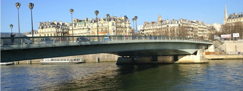 Párizs hídjai : Pont de I'alma - leghíresebbé a híd sajnálatos módon Diana hercegnő halála miatt vált.