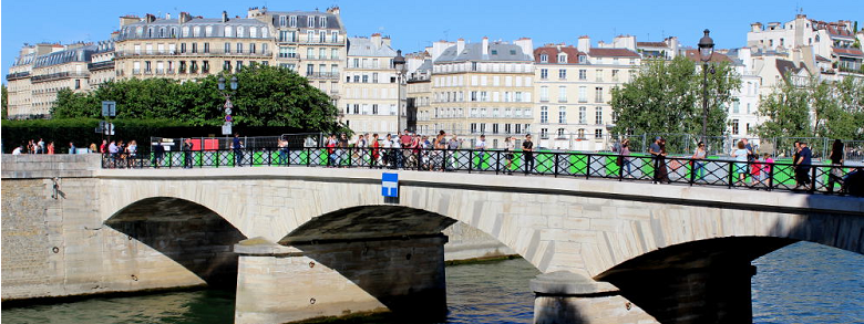 Párizs hídjai : Pont de l'Archevêché a negyedik és ötödik kerületet köti össze Párizsban. 2010-től a szerelmesek kedvenc hídja ez lett, lévén a másik két hídról felszámolták lakatkiállításukat. 