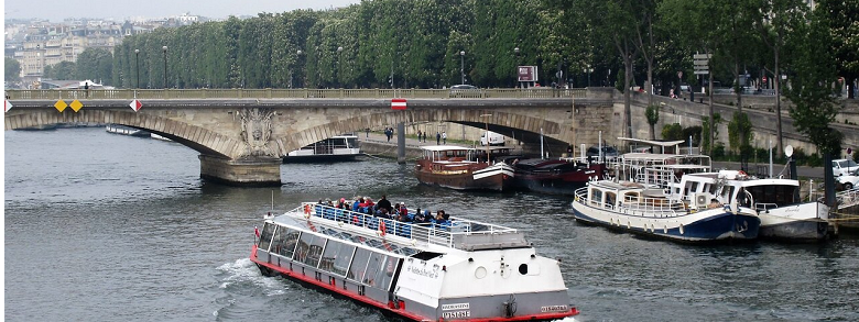 Párizs hídjai : Pont des Invalides - ez a híd is kifejezetten turisztikai attrakció Párizsban. A hídról ahogy letérünk menjünk tovább egy darabig az úton és meg is találjuk a Hotel des Invalides-t azaz az Invalidusok Házát.