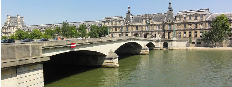 Párizs hídjai : Pont du Carrousel a Palais du Louvre jobb partján, a Diadalív közelében, a Tuileriák fele.