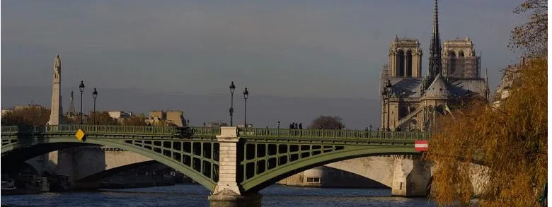 Párizs hídjai : Pont de Sully, közelben a jobb partján a Metró 7-es egyik megállója, Sully - Morland.