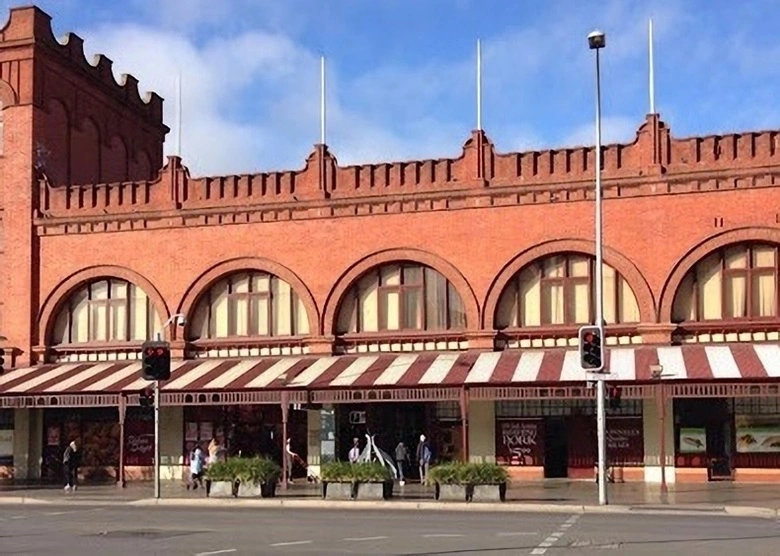 Adelaide Central Market kívülről. Régi történelmi múltra tekint vissza. Érdemes felkeresni, bő a kínálata. Főleg a gasztronómia iránt érdeklődő ínyencek számára lesz nagyon érdekes.