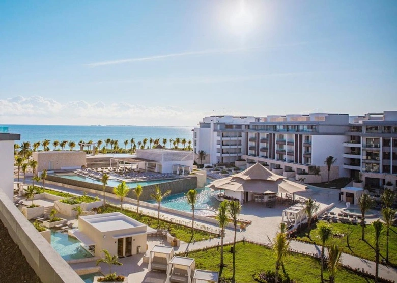 Fedezd fel a luxus és kényelem világát a Majestic Elegance Costa Mujeres-ben! Az all-inclusive Cancún hotelek szintén jó választása. Élvezd a fehér homokos tengerpartot, a kristálytiszta vizet és a lenyűgöző szolgáltatásokat. Pihenj elegáns szobáinkban, kóstold meg a gourmet éttermek ínycsiklandó fogásait, és lazíts a világszínvonalú wellness központban. Tökéletes választás pároknak és családoknak egyaránt. Vár rád a paradicsom!