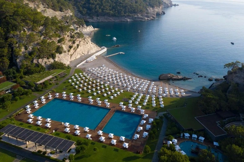 Fedezd fel a luxus és kényelem világát a Maxx Royal Kemer Resort-ban! A festői Kiriş Mah. Sahil Yolu Cad. No:88 címen található üdülőhely páratlan tengerparti elhelyezkedéssel, exkluzív szolgáltatásokkal és lenyűgöző kilátással vár Rád! Élvezd a prémium szobákat, a világszínvonalú gasztronómiát és a pihentető wellness élményeket. Foglalj most, és éld át a tökéletes nyaralást Kemer szívében!