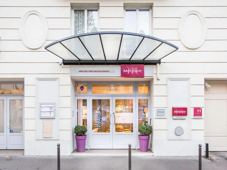 Fedezd fel Párizs szívét a Mercure Paris Bastille Marais hotelben! Kényelmes szobái és modern felszereltsége garantálja a pihentető tartózkodást. A hotel ideális elhelyezkedése révén könnyedén elérheted a híres Bastille teret, a festői Marais negyedet és a lenyűgöző Place des Vosges-t. Foglaljon most, és élvezd a párizsi életérzést!