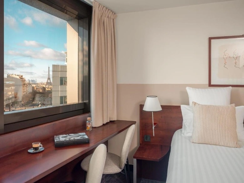 Fedezd fel a Mercure Paris Gare Montparnasse TGV butik hotel varázsát! Élvezd a luxust és kényelmet a nyugatra néző szobákból, ahonnan lélegzetelállító panoráma nyílik az Eiffel-toronyra. Kóstold meg a finom ételeket az exkluzív ô'40 étteremben, amely a Nomad bár különleges hangulatával vár Rád. Foglalj most szálláshelyet, és éld át Párizs lebilincselő varázsát!