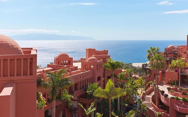 Fedezze fel a luxust a The Ritz-Carlton hotelben, amely a spanyol tengerparti hotelek egyik gyöngyszeme! A Carretera General Tenerife, 47, 38687 Guía de Isora címen található szálloda lenyűgöző óceánra néző kilátással, exkluzív szolgáltatásokkal és páratlan kényelemmel várja vendégeit.