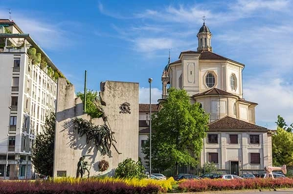 Milánó látnivalói közül : San Bernardino alle Ossa templom kívülről.