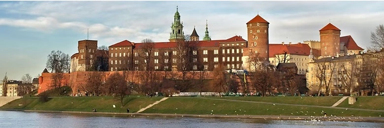 Krakkó látnivalók közül a Visztula folyó közvetlen közelében a Wawel-kastély a maga gyönyörű kilátásával. 