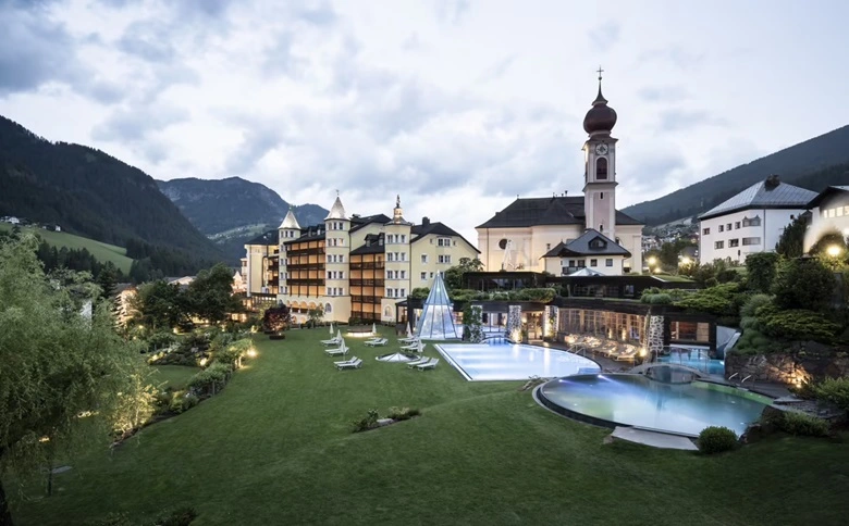 Amint látható, Olaszország sem szégyenkezhet a spa hotelek felhozatalában. Relaxációra kiváló környezetben vár Rád az ADLER SPA RESORT DOLOMITI