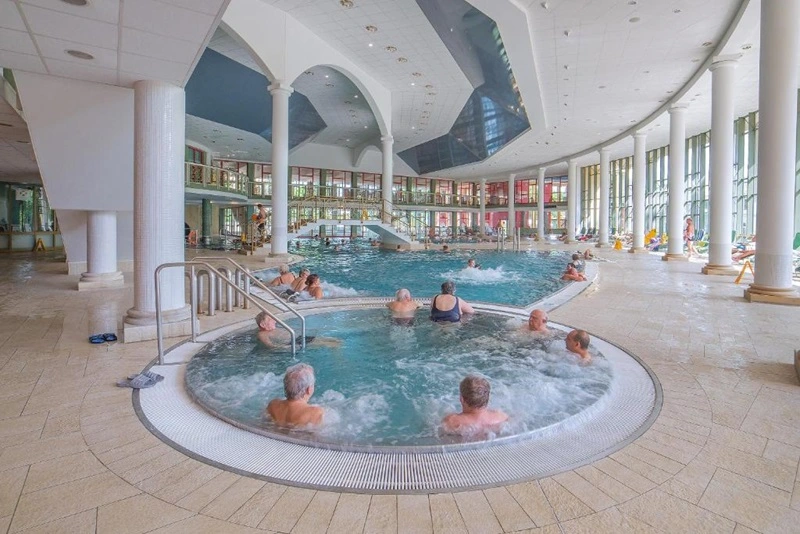 A Františkovy Lázně területén található Spa Resort PAWLIK-AQUAFORUM a tökéletes Cseh Wellness fürdőélményt biztosítja számodra, egy nyugodt környezetben. Kezelések,terápiák, szauna.