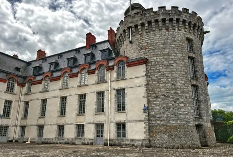 Château de Rambouillet, Párizs környéki kastély, pont olyan látképe, amin a bástya szerű torony látható, amelyben I. Ferenc a halálát lelte.