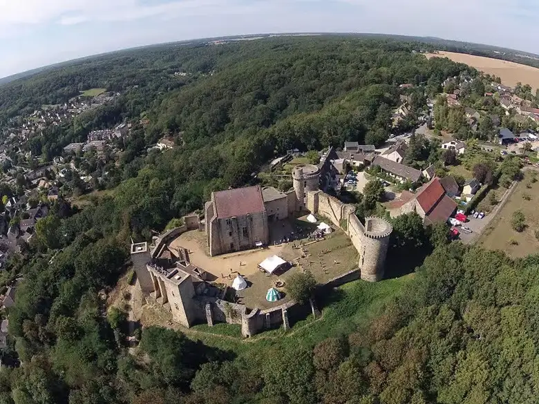 Madeline-domb tetejéről, ahol ez a történelmi vár látható, a legjobb a kilátás a Chevreuse völgybe. A fotó által nagyszerűen látszik az is, hogy a Föld gömbölyű!
