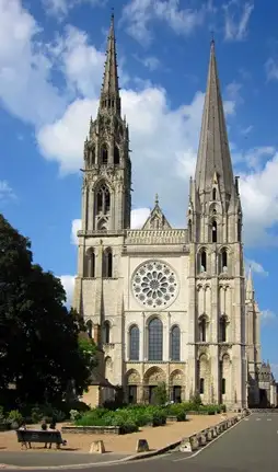 Nemcsak a Párizsban lévő Notre-Dame létezik. Ez a Párizs környéki katedrális, a chartres-i Notre-Dame is megér egy kitérőt. 