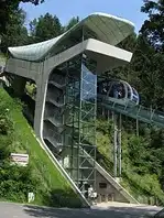 A Hungerburgbahn siklóvasútállomás pont a Hotel Congress Innsbruck előtt indul, mely hotel egyébként a Wellness hotel Ausztria felhozatalában egy igazi gyöngyszem. 