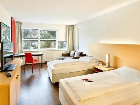 A Hotel Congress Innsbruck Premium szobái tágasak és elegánsak, modern berendezéssel, kényelmes ágyakkal, síkképernyős TV-vel, minibárral és ingyenes Wi-Fi-vel felszereltek. A szobákból gyönyörű kilátás nyílik a környező hegyekre. A Wellness hotel Ausztria szállodák között ennek a szállodának ez egy valóban elegáns változata. 