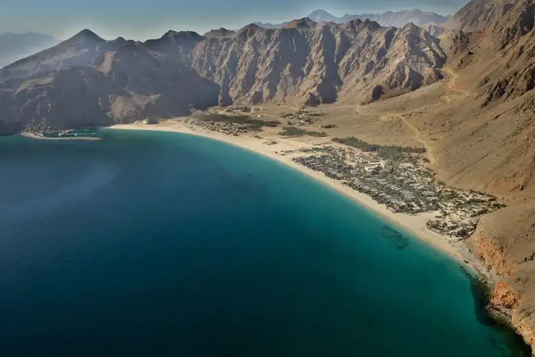 A Six Senses Zighy Bay egy luxus üdülőhely Ománban, amely a gyönyörű Zighy-öbölben található, a Hajar-hegység lábánál. Az üdülőhely különlegessége a tradicionális ománi stílusú villák, privát medencékkel és a lenyűgöző természeti környezet. A tengerparti nyaralás remek helyszíne. 