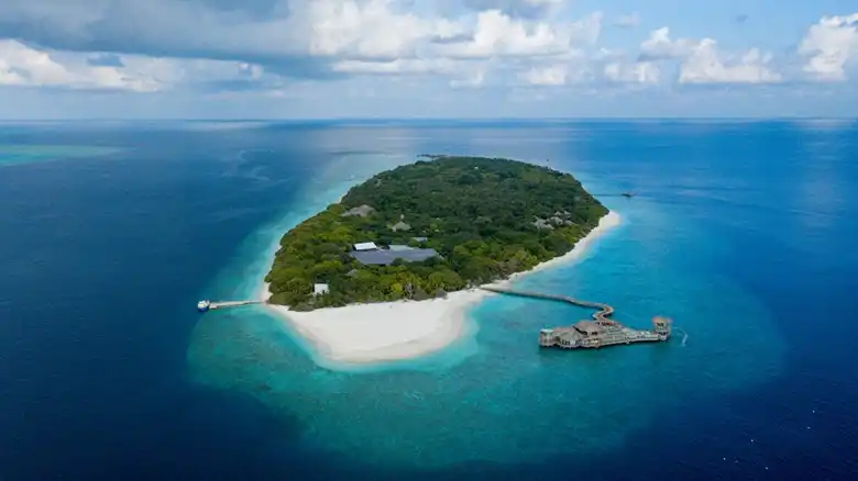 A Soneva Fushi egy luxus üdülőhely a Maldív-szigeteken, a Baa Atoll területén. Híres környezettudatos megközelítéséről, privát villáiról és gyönyörű természeti környezetéről. Az üdülőhely számos exkluzív szolgáltatást kínál, beleértve a gasztronómiai élményeket, wellness programokat és vízi sportokat. Szóval a tengerparti nyaralás megszervezésének igazi gyöngyszeme. 