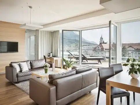 A Hotel Congress Innsbruck legnagyobb férőhellyel rendelkező szobái a Suite névre hallgató szobák. Ár / minőség arányban mindenképpen megállja a helyét a Wellness hotel Ausztria felhozatalban.
