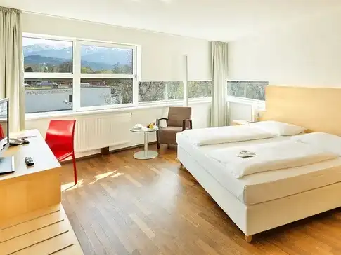 A Hotel Congress Innsbruck, Superior szobájának jellemzőiről. Remek Wellness hotel Ausztria opció.