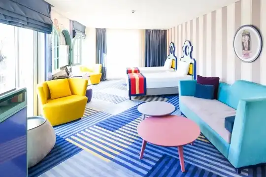 Családbarát Family Suite két hálószobával, modern berendezéssel, PlayStation 4 konzollal és LCD projektorral, 5 csillagos kényelemmel a Török Riviérán található all-inclusive hotel berkeiben.