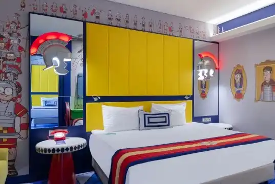 Deluxe szoba franciaággyal, modern berendezéssel, erkéllyel és PlayStation 4 konzollal a Land of Legends stílusában, egy kiváló all-inclusive hotel kínálatában, Törökországban a Török Riviérán.