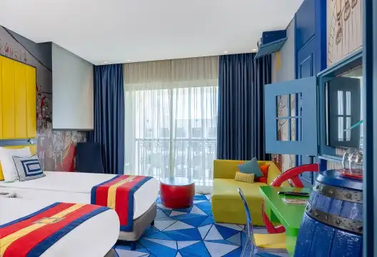 Deluxe szoba két gyermekkel, modern családbarát berendezéssel, erkéllyel, PlayStation 4 konzollal és projektoros TV-vel a Land of Legends hangulatában. Felejthetetlen all-inclusive hotel élmény.