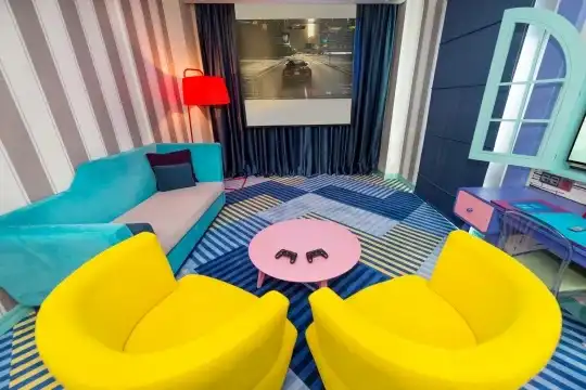 Grand Suite elegáns háló- és nappalitérrel, modern luxusberendezéssel, PlayStation 4 konzollal és LCD projektorral, 108 m²-en. Kell ennél jobb egy all-inclusive hotel kínálatában?