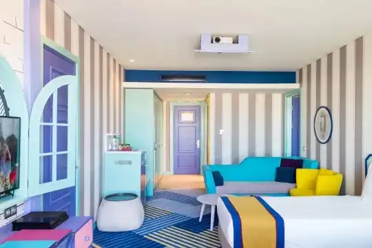 Junior Suite két hálószobával, családbarát kialakítással, modern berendezéssel és 5 csillagos kényelmi szolgáltatásokkal a Török Riviéra all-inclusive hotel kínálatában.