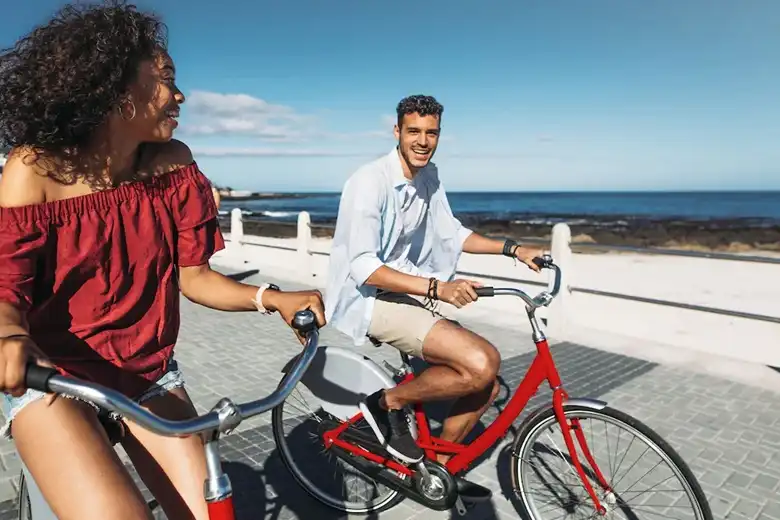 A Hotel Riu Bravo gyönyörű tengerparti sétány környezetében a birngázás nagyon kellemes kikapcsolódás.