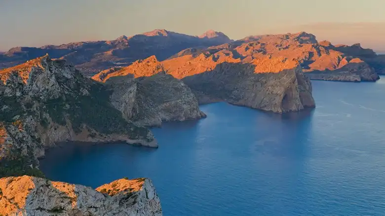 A Serra de Tramuntana hegyvidék olyan 33 km távolságra van a Hotel Riu Bravo szállodától, de ettől függetlenül nagyon is érdemes felfedezni, főleg ha aktív pihenés párti vagy.