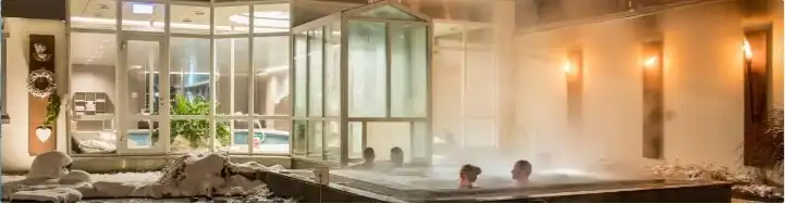 Tökéletes medencék a kikapcsolódáshoz ennek a svájci wellness hotel épületének kínaltában!