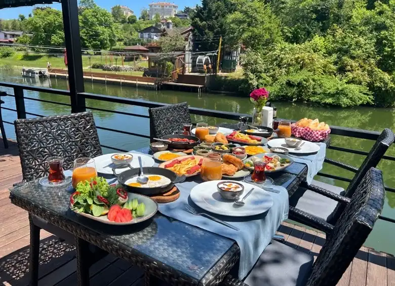 A képen eme ragyogó török wellness hotel hangulatában az a Göksu folyó látható, amelyik amúgy a Fekete-tengerbe folyik bele.