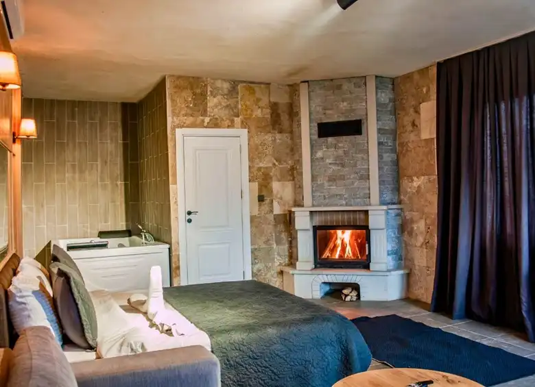 A kandalló persze csak látványelem, de mi szükség is lenne nyáron, amikor az ember szívesebben csobban a Fekete-tengerben egyet. A jakuzzi viszont valóság és kellemes élmény eme török wellness hotel kínálatában.