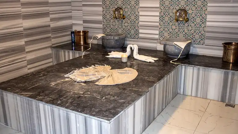 A hamam (török fürdő) egy tradicionális tisztulási és relaxációs rituálé helyszíne, amely a keleti fürdőkultúrából ered. Ezen a képen az ismertetett török wellness hotel hamam kultúrája tükröződik vissza.