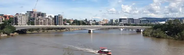 A Captain Cook Bridge a Brisbane River egyik legfontosabb közlekedési hídja, amely a belvárost köti össze a déli városrészekkel. A híd környéke nappal és éjszaka is élénk: a folyón közlekedő kompok és hajók, valamint a modern városi háttér együttese jól mutatja, milyen dinamikusan működik Brisbane mindennapi élete. A Captain Cook Bridge ideális kiindulópont a Brisbane látnivalók felfedezéséhez, hiszen a CBD, a South Bank és a folyóparti sétányok mind könnyen elérhetők innen. Ha szeretnéd a város legfontosabb pontjait gyorsan bejárni, érdemes a környék hotelkínálatát is áttekinteni, ez a terület az egyik legpraktikusabb választás a központi elhelyezkedés miatt.