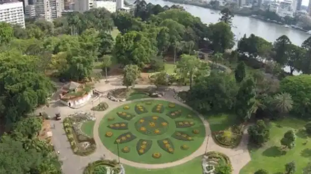 A City Botanic Gardens Brisbane egyik legkedveltebb zöld menedéke, ahol a történelmi pálmafasorok, a csendes sétányok és a folyóparti panoráma együttese különleges hangulatot teremt. A kert tökéletes kiindulópont a Brisbane látnivalók felfedezéséhez: a belváros közelsége miatt gyalogosan is könnyen elérhetők a főbb kulturális és városi pontok. Ha olyan szállást keresel, ahonnan egyszerre élvezheted a természet közelségét és a CBD kényelmét, érdemes a környék hotelkínálatát is áttekinteni, ez a város egyik legnyugodtabb, mégis központi elhelyezkedésű területe.