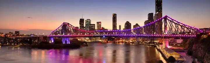 A Story Bridge nemcsak Brisbane egyik legismertebb látványossága, hanem az a pont is, ahonnan igazán megérthető a város folyóparti karaktere. A híd környéke nappal és éjszaka is élmény: a kanyargó Brisbane River, a modern felhőkarcolók és a vibráló városi fények együttese tökéletes hangulatot ad a város felfedezéséhez. Ha szeretnéd, hogy a Brisbane látnivalók könnyen elérhetők legyenek, érdemes olyan szállást választani, amely a hídhoz vagy a CBD‑hez közel helyezkedik el. Innen indulva a város minden fontos pontja gyorsan bejárható, és a folyóparti sétányok is csak pár percnyire vannak.