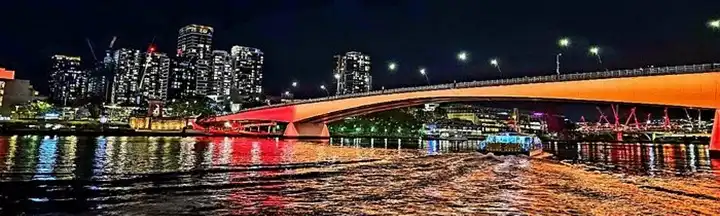 A Victoria Bridge Brisbane egyik legfontosabb összekötő hídja, amely a CBD és a South Bank között teremt közvetlen átjárást. Éjszakai megvilágítása különösen látványos: a vízre vetülő fények és a modern városi háttér együttese tökéletesen visszaadja a város vibráló hangulatát. A híd környéke ideális kiindulópont a Brisbane látnivalók felfedezéséhez, hiszen innen gyalogosan is könnyen elérhetők a kulturális negyedek, a folyóparti sétányok és a belváros főbb pontjai. Ha szeretnéd, hogy minden közel legyen — éttermek, parkok, múzeumok és a folyópart — érdemes a környék hotelkínálatát is áttekinteni, mert ez a város egyik legpraktikusabb és legélménydúsabb szállásövezete.
