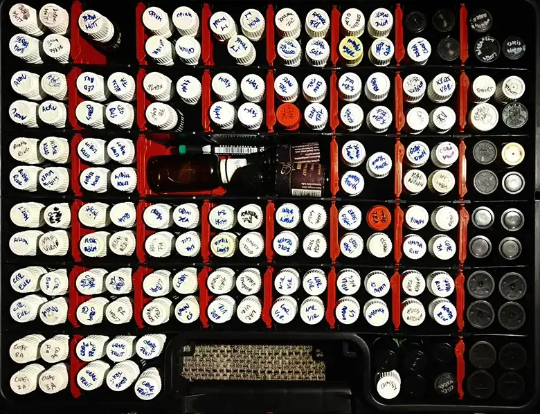 Balu szaunamester aki teljes szívvel és lélekkel szervezi a nagyon is hangulatos budapesti szaunaszeánszokat ezzel az illattárral dolgozik. Melyet, persze rendszeresen bővít.